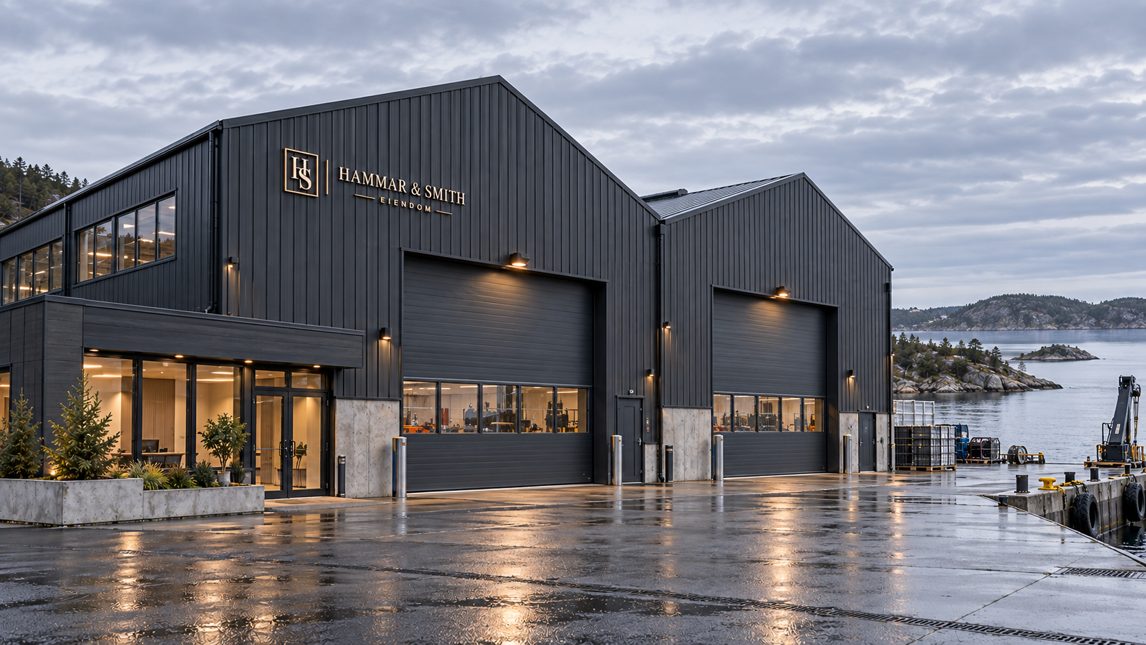 Kystbygg med brygge ved vestlandsk kyst