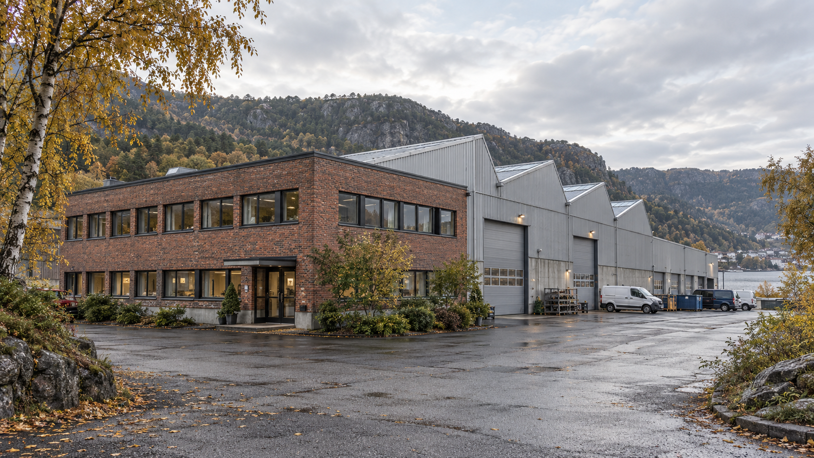Kombinasjonsbygg med kontor i tegl og lagerhall i Vestland